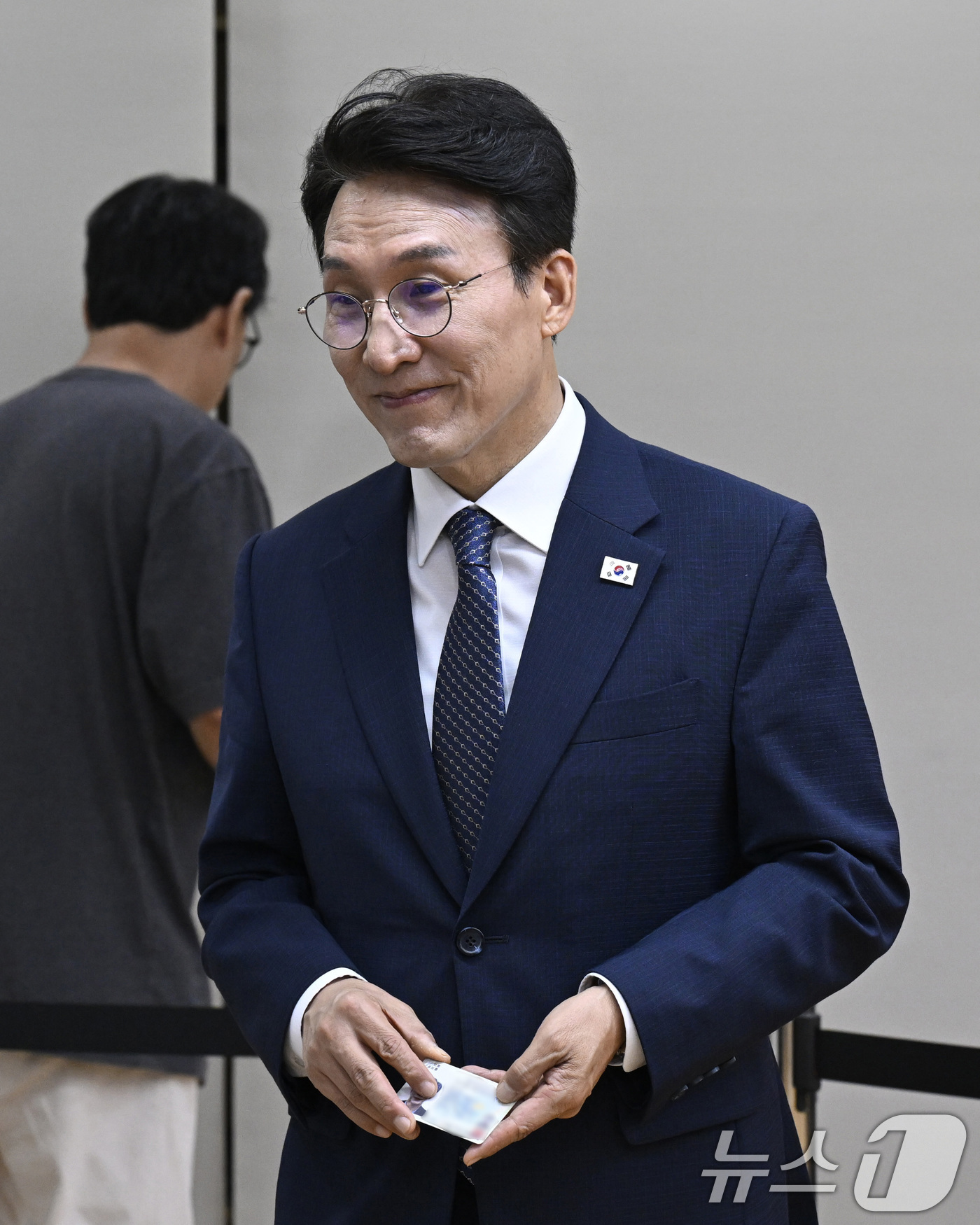 (서울=뉴스1) 이호윤 기자 = 김민석 국무총리가 제9회 전국동시지방선거 사전투표일인 29일 서울 영등포구 여의동 행정복지센터에 마련된 사전투표소에서 투표 전 본인확인 절차를 거치 …