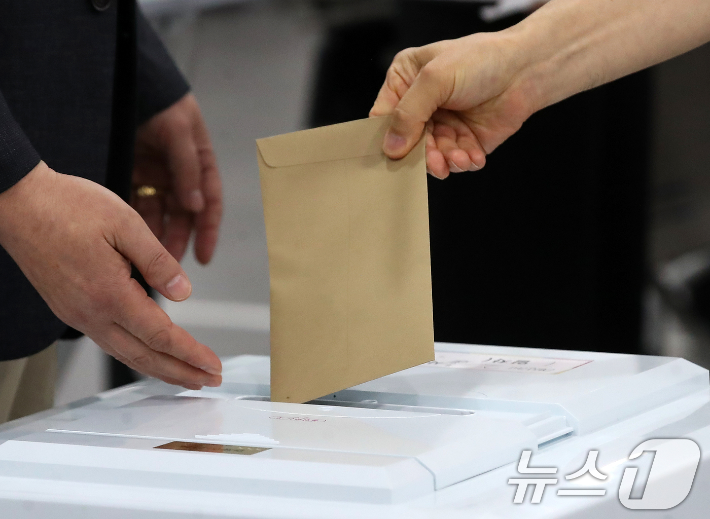 (부산=뉴스1) 윤일지 기자 = 6·3 지방선거 및 국회의원 재보궐선거 사전투표 첫날인 29일 부산 연제구 연제구청에 마련된 사전투표소에서 유권자가 소중한 한 표를 행사하고 있다. …