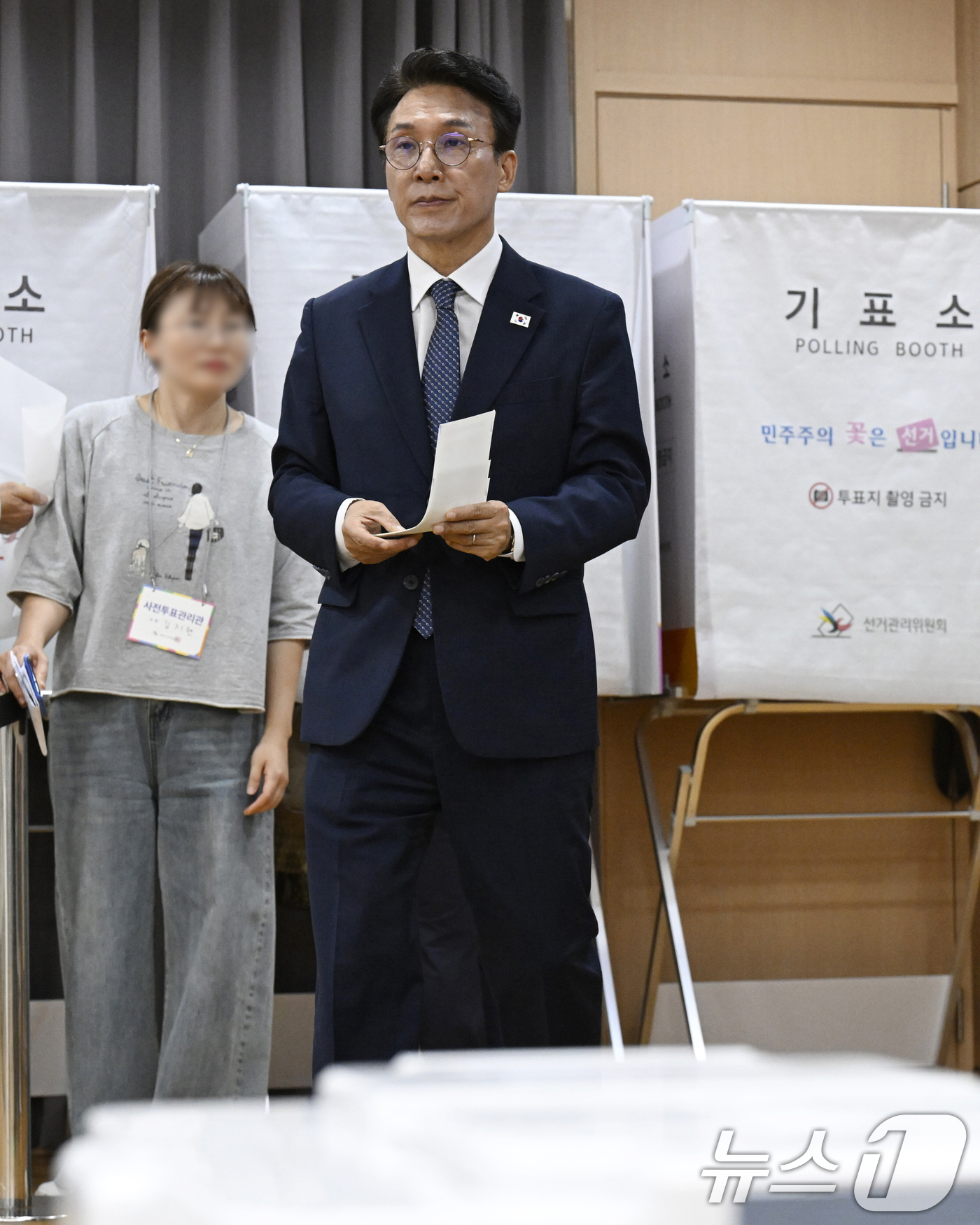 (서울=뉴스1) 이호윤 기자 = 김민석 국무총리가 제9회 전국동시지방선거 사전투표 첫날인 29일 서울 영등포구 여의동주민센터에 마련된 사전투표소에서 투표를 하고 있다. (공동취재) …