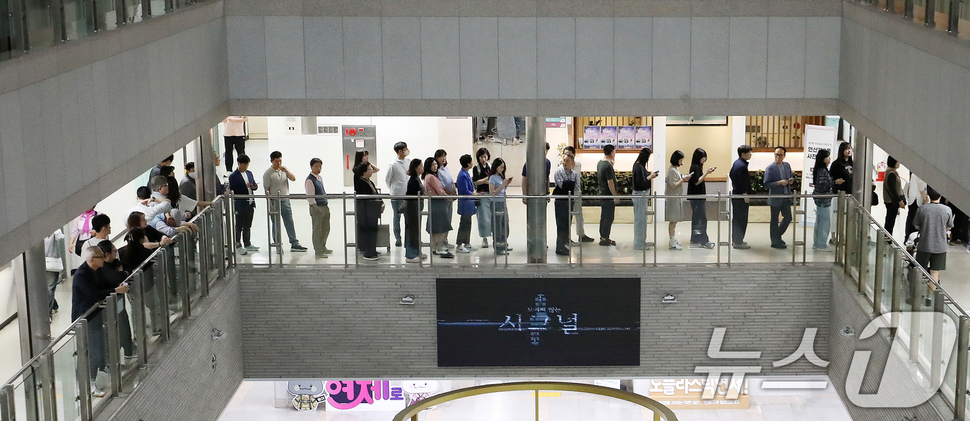 (부산=뉴스1) 윤일지 기자 = 6·3 지방선거 및 국회의원 재보궐선거 사전투표 첫날인 29일 부산 연제구 연제구청에 마련된 사전투표소에서 유권자들이 투표하기 위해 줄을 서 있다. …