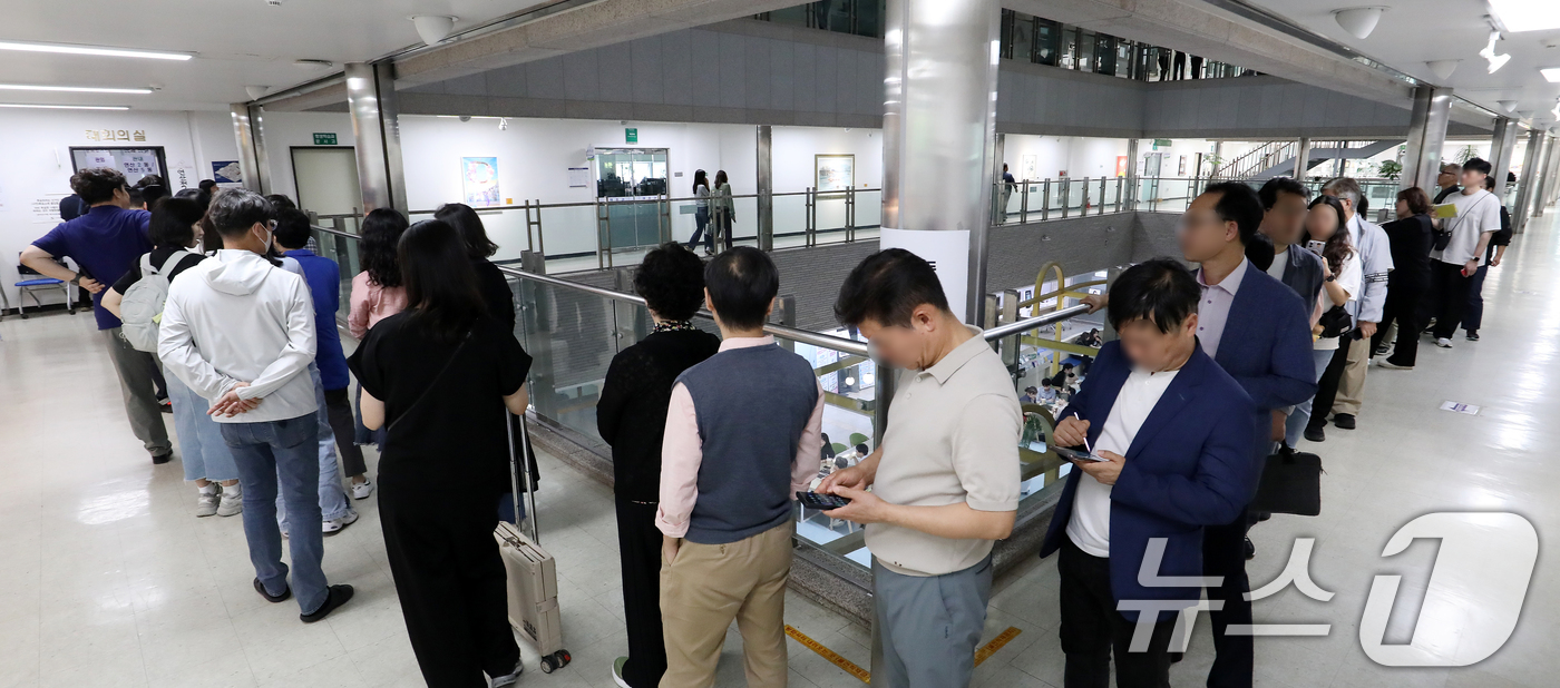 (부산=뉴스1) 윤일지 기자 = 6·3 지방선거 및 국회의원 재보궐선거 사전투표 첫날인 29일 부산 연제구 연제구청에 마련된 사전투표소에서 유권자들이 투표하기 위해 줄을 서 있다. …