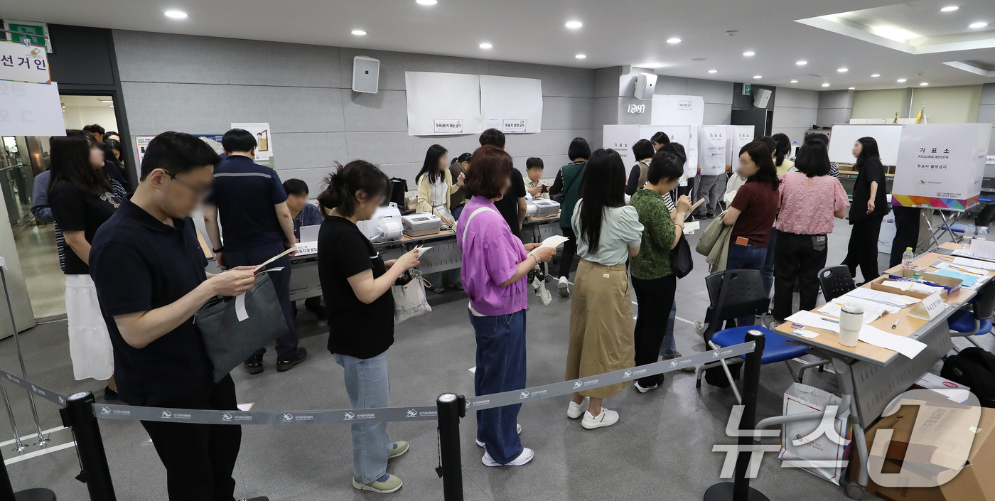 (부산=뉴스1) 윤일지 기자 = 6·3 지방선거 및 국회의원 재보궐선거 사전투표 첫날인 29일 부산 연제구 연제구청에 마련된 사전투표소에서 유권자들이 투표하기 위해 줄을 서 있다. …