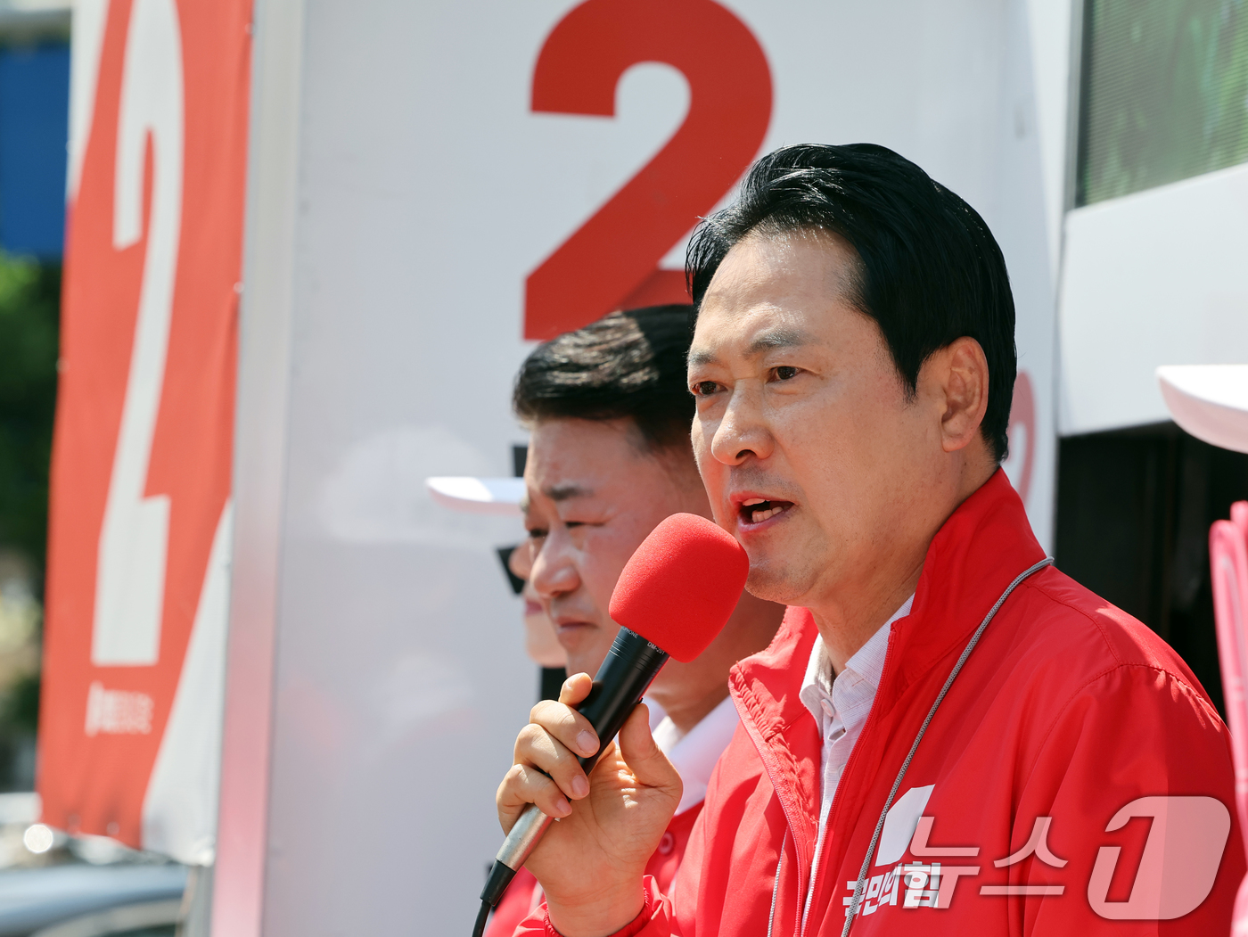 (광명=뉴스1) 황기선 기자 = 장동혁 국민의힘 대표가 29일 오후 경기 광명시 광명사거리역 앞에서 유권자들에게 지지를 호소하고 있다. 2026.5.29/뉴스1