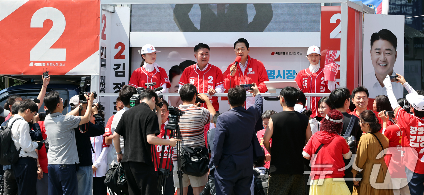 (광명=뉴스1) 황기선 기자 = 장동혁 국민의힘 대표가 29일 오후 경기 광명시 광명사거리역 앞에서 유권자들에게 지지를 호소하고 있다. 2026.5.29/뉴스1