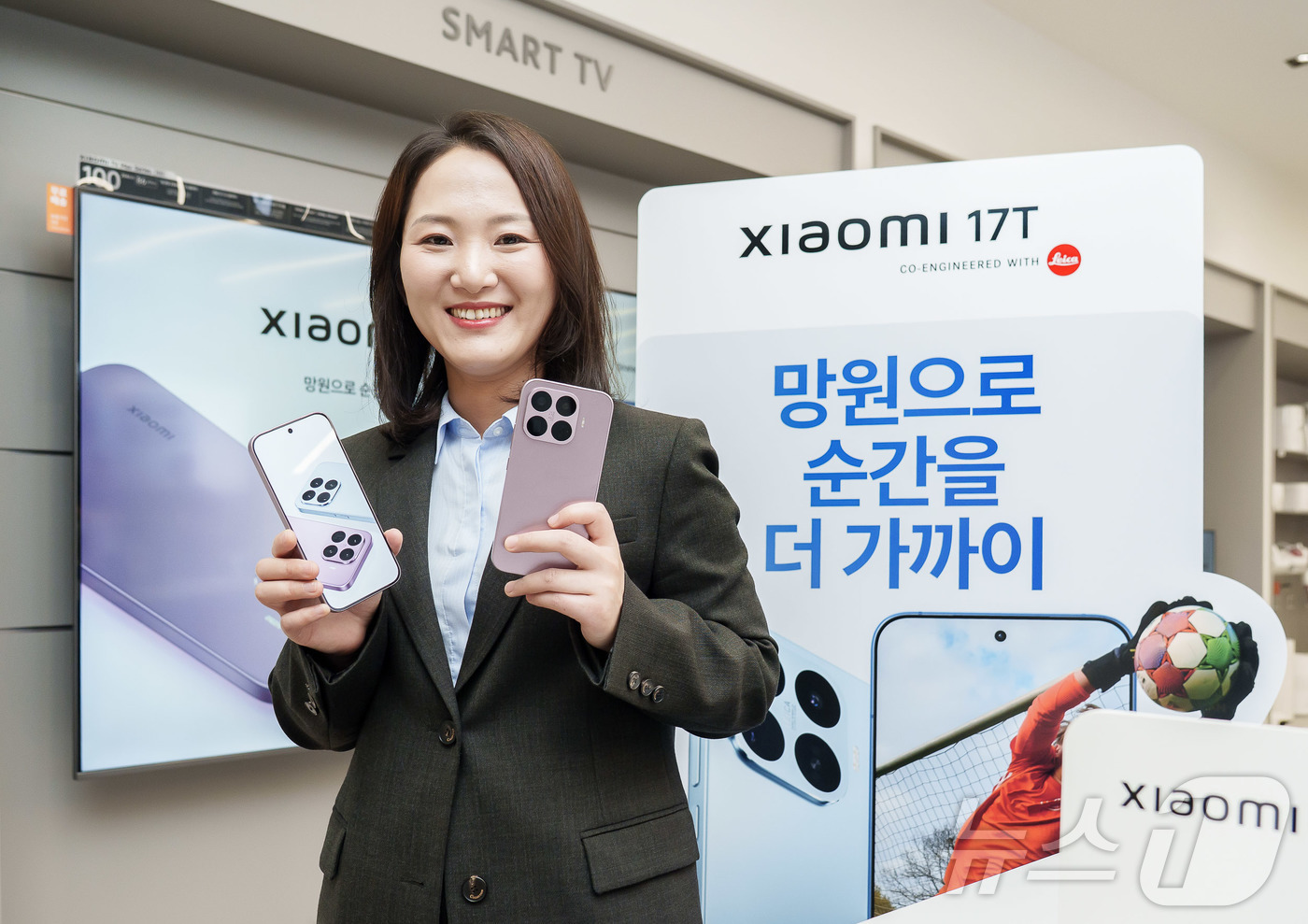 (서울=뉴스1) = 써머 펑(Summer Peng) 샤오미코리아 사장이 29일 서울 여의도 Xiaomi 스토어 IFC몰점에서 신제품 스마트폰 ‘Xiaomi 17T’를 소개하고 있다 …