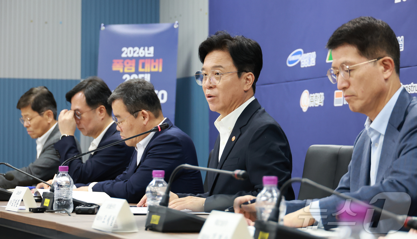(서울=뉴스1) = 김영훈 고용노동부 장관이 29일 오후 서울 중구 직업능력심사평가원에서 열린 2026년 폭염 대비 20대 건설사 CEO 간담회에서 모두발언을 하고 있다. (고용노 …