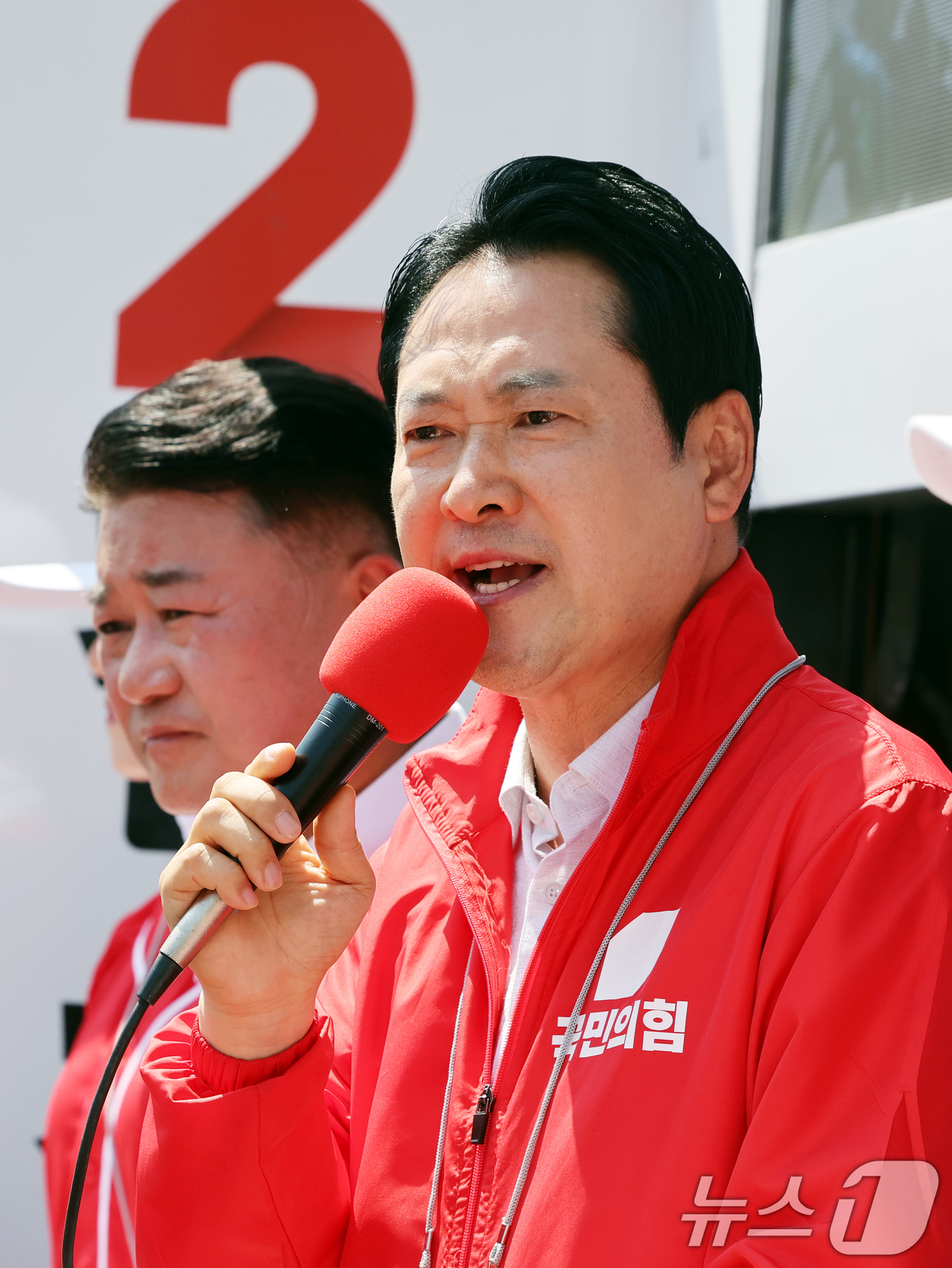 (광명=뉴스1) 황기선 기자 = 장동혁 국민의힘 대표가 29일 오후 경기 광명시 광명사거리역 앞에서 유권자들에게 지지를 호소하고 있다. 2026.5.29/뉴스1