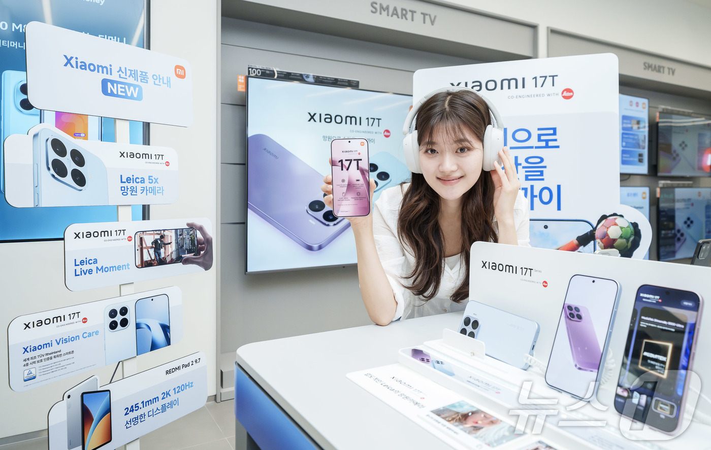 (서울=뉴스1) = 샤오미코리아는 29일 서울 여의도 Xiaomi 스토어 IFC몰점에서 신제품 스마트폰 ‘Xiaomi 17T’를 공개했다. 6월 4일까지 Xiaomi 17T 사전예 …