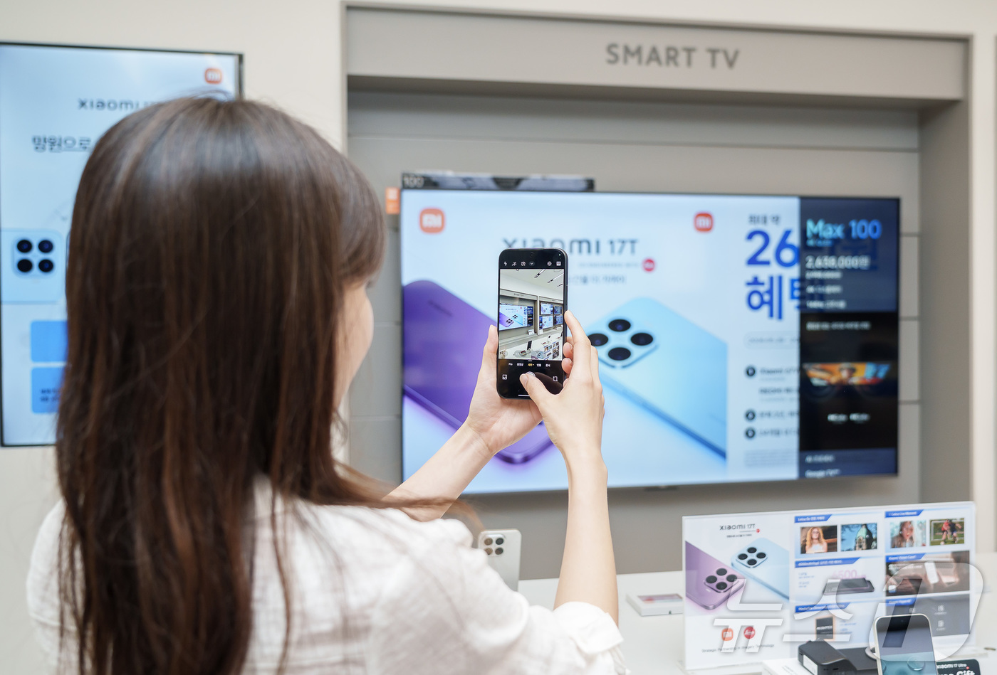 (서울=뉴스1) = 샤오미코리아는 29일 서울 여의도 Xiaomi 스토어 IFC몰점에서 신제품 스마트폰 ‘Xiaomi 17T’를 공개했다. Xiaomi 17T는 셔터 전후 순간까지 …