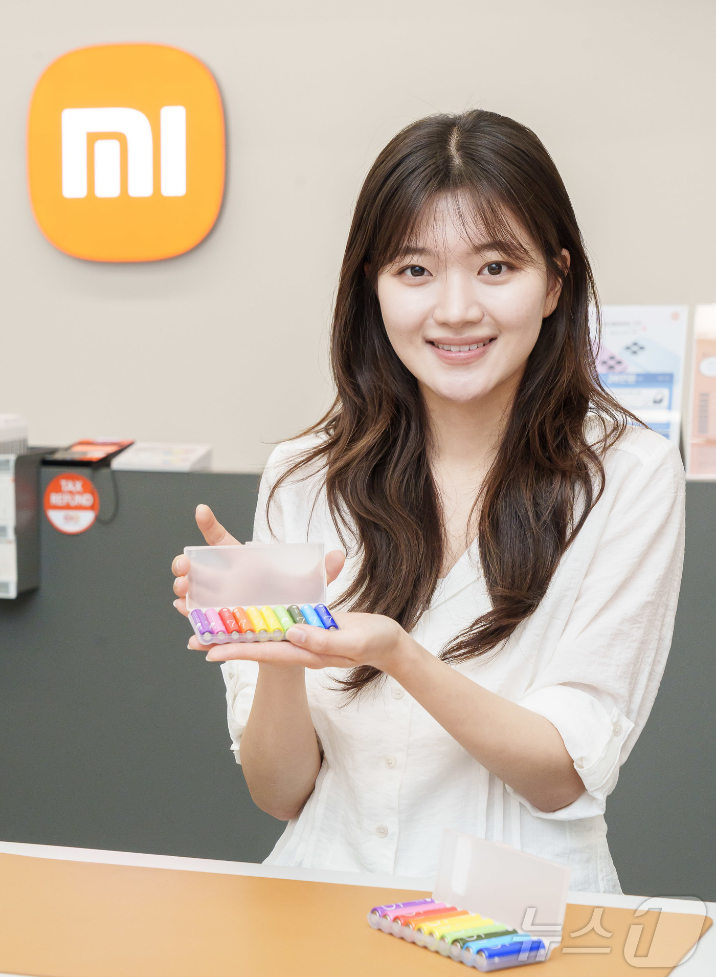 (서울=뉴스1) = 샤오미코리아는 29일 서울 여의도 Xiaomi 스토어 IFC몰점에서 샤오미 신제품을 소개했다. Xiaomi 레인보우 건전지 AA/AAA(10개입)는 레인보우 컬 …