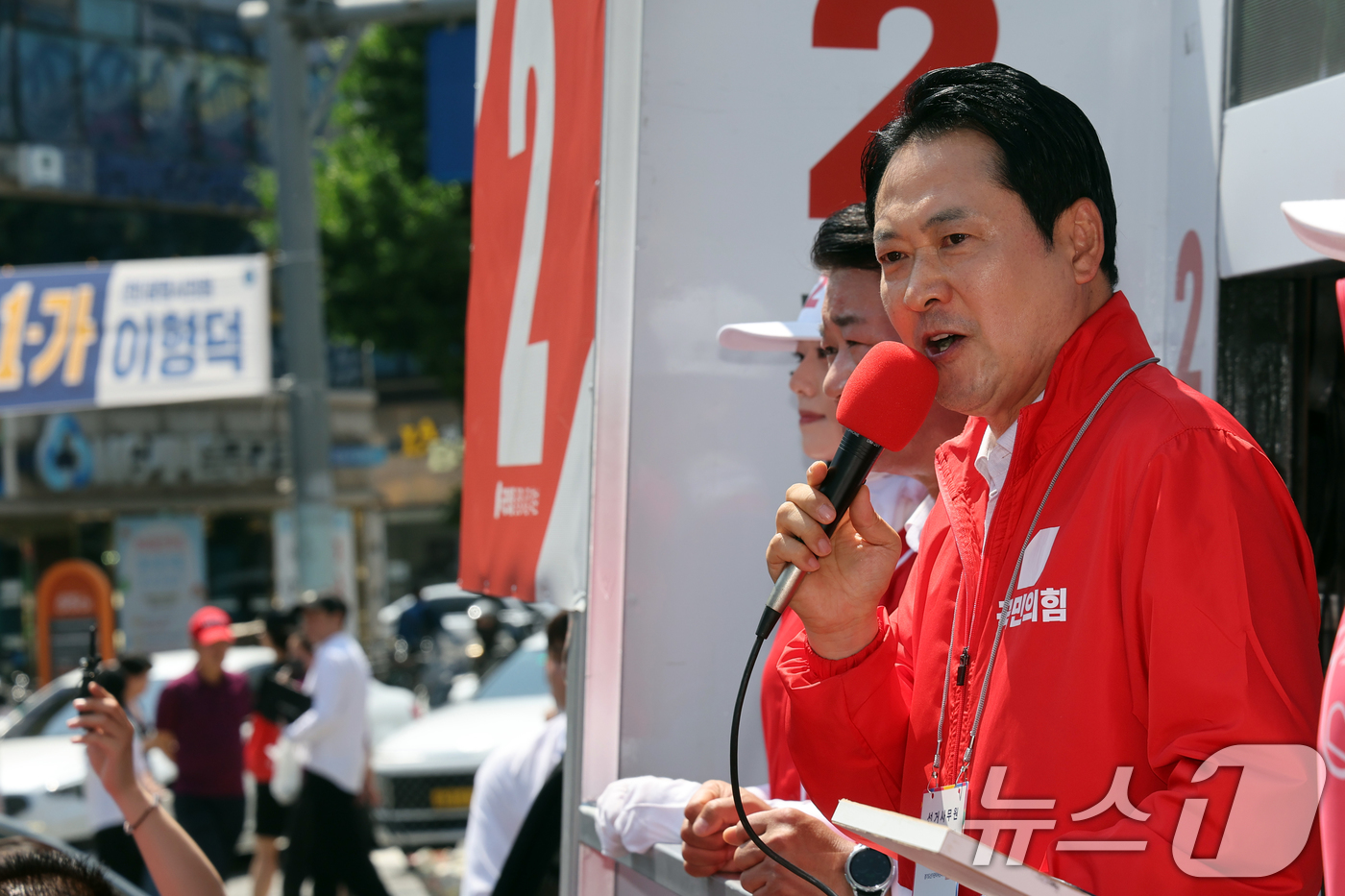 (광명=뉴스1) 황기선 기자 = 장동혁 국민의힘 대표가 29일 오후 경기 광명시 광명사거리역 앞에서 유권자들에게 지지를 호소하고 있다. 2026.5.29/뉴스1