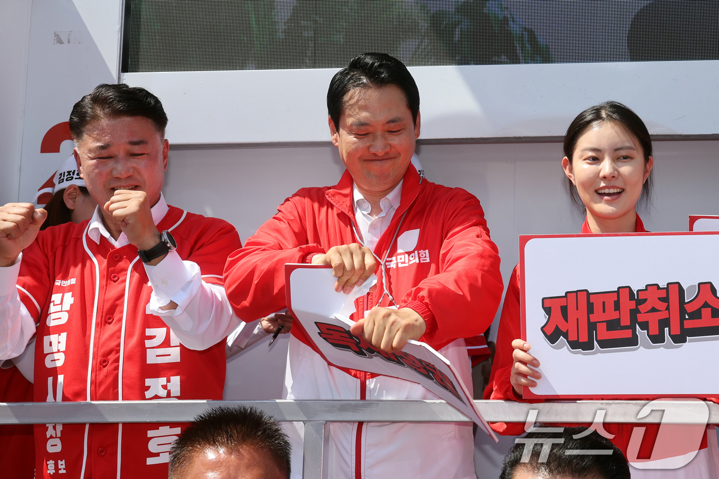 (광명=뉴스1) 황기선 기자 = 장동혁 국민의힘 대표가 29일 오후 경기 광명시 광명사거리역 앞에서 유권자들에게 지지를 호소하며 퍼포먼스를 하고 있다. 2026.5.29/뉴스1