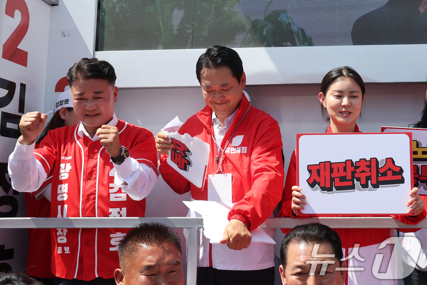 (광명=뉴스1) 황기선 기자 = 장동혁 국민의힘 대표가 29일 오후 경기 광명시 광명사거리역 앞에서 유권자들에게 지지를 호소하며 퍼포먼스를 하고 있다. 2026.5.29/뉴스1