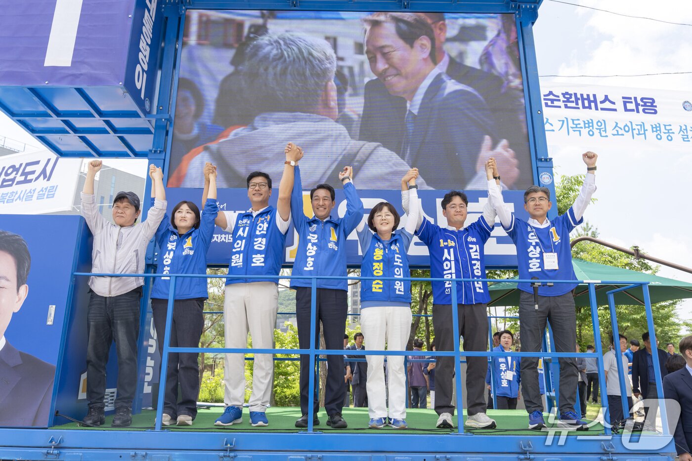 본문 이미지 - 29일 강원 원주 지정면 기업도시 내 샘마루사거리에서 우상호 더불어민주당 강원도지사 후보가 사전투표 독려와 영서권 표심 결집을 위한 집중 유세를 펼치고 있다.(우상호후보캠프 측 제공. 재판매 및 DB금지)/뉴스1