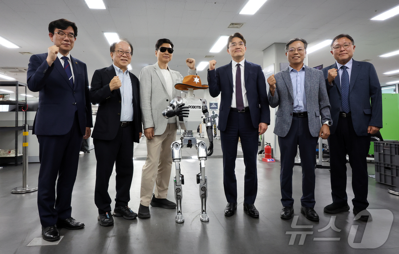 (서울=뉴스1) 김진환 기자 = 김성열 산업통상부 산업성장실장(왼쪽 네 번째)을 비롯한 참석자들이 29일 서울 강서구 마곡동 로보티즈에서 열린 제2회 M.AX 콘퍼런스에서 이족 보 …