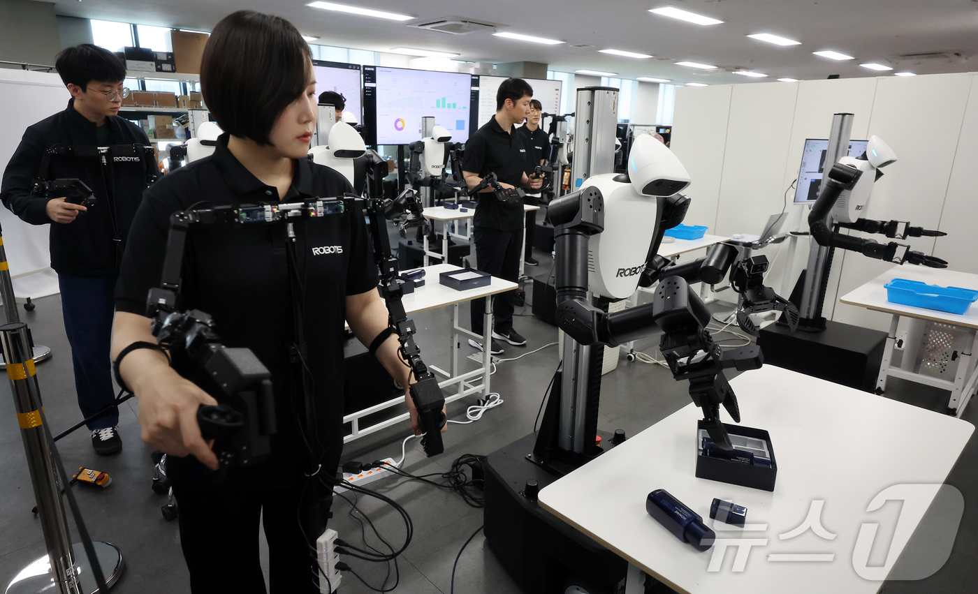 (서울=뉴스1) 김진환 기자 = 29일 오후 서울 강서구 로보티즈 본사에서 열린 AI로봇 M.AX얼라이언스 컨퍼런스에서 휴머노이드 로봇 시연이 열리고 있다. 2026.5.29/뉴스 …