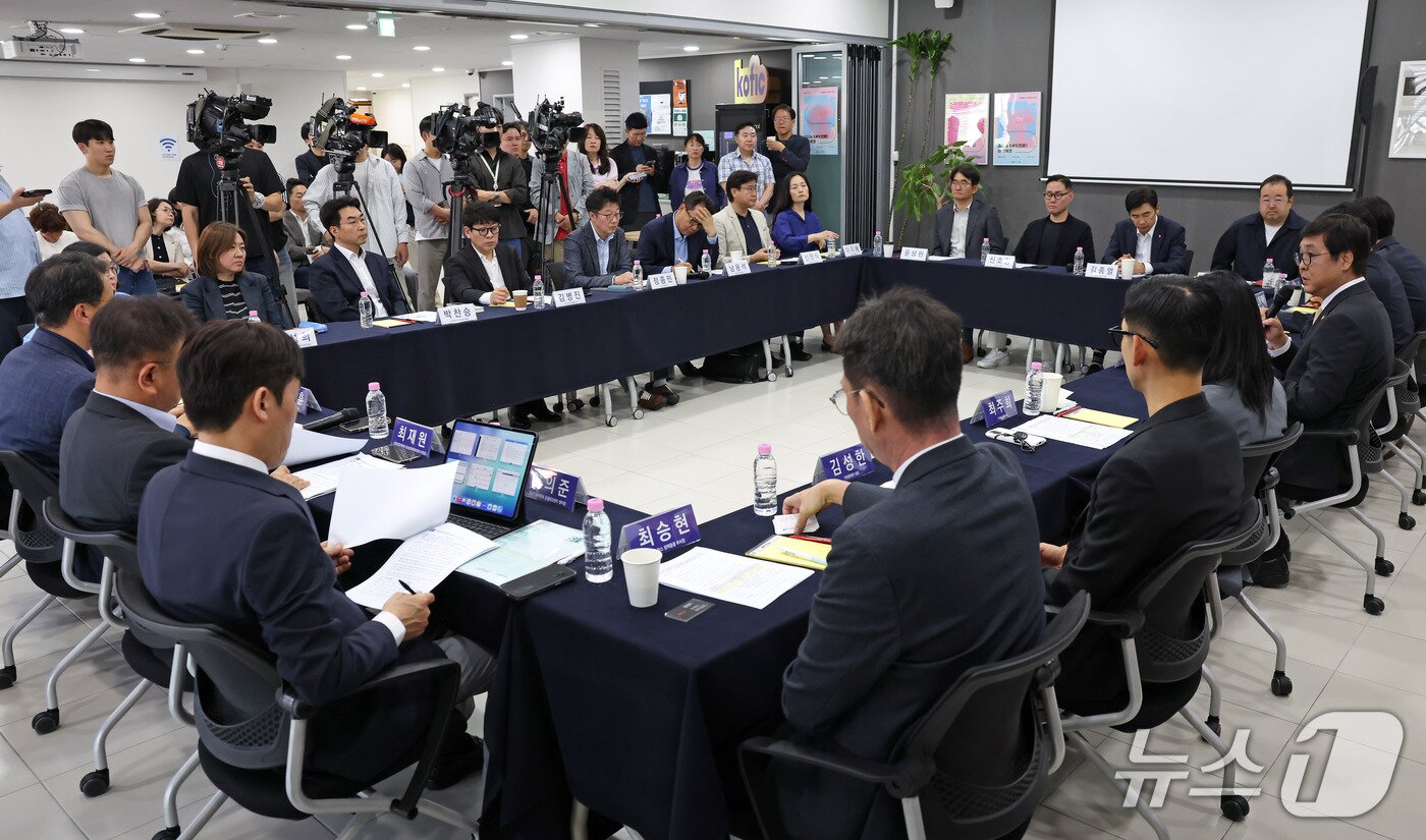 본문 이미지 - '한국영화 유통구조 개선을 위한 민관협의체'(이하 협의체)는 29일 서울 중구 영진위 기획개발지원센터 씬원에서 제작·배급·상영·TVOD·SVOD 분야 관계자 22명이 참석해 첫 회의를 열었다. 이들은 홀드백 자율협약과 상영 환경 개선 논의에 들어갔다.