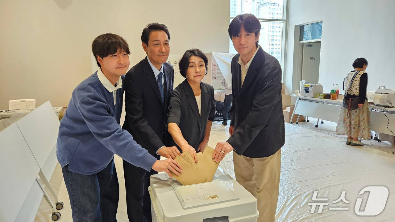 본문 이미지 - 가족과 함께 원주에서 사전 투표하는 우상호 더불어민주당 강원도지사 후보.(우상호후보캠프 측 제공. 재판매 및 DB금지)/뉴스1