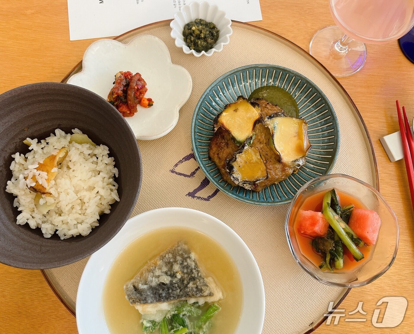 본문 이미지 - NS홈쇼핑의 여름 제철 농수산 식재료로 만든 한식 반상 ⓒ 뉴스1 박혜연 기자