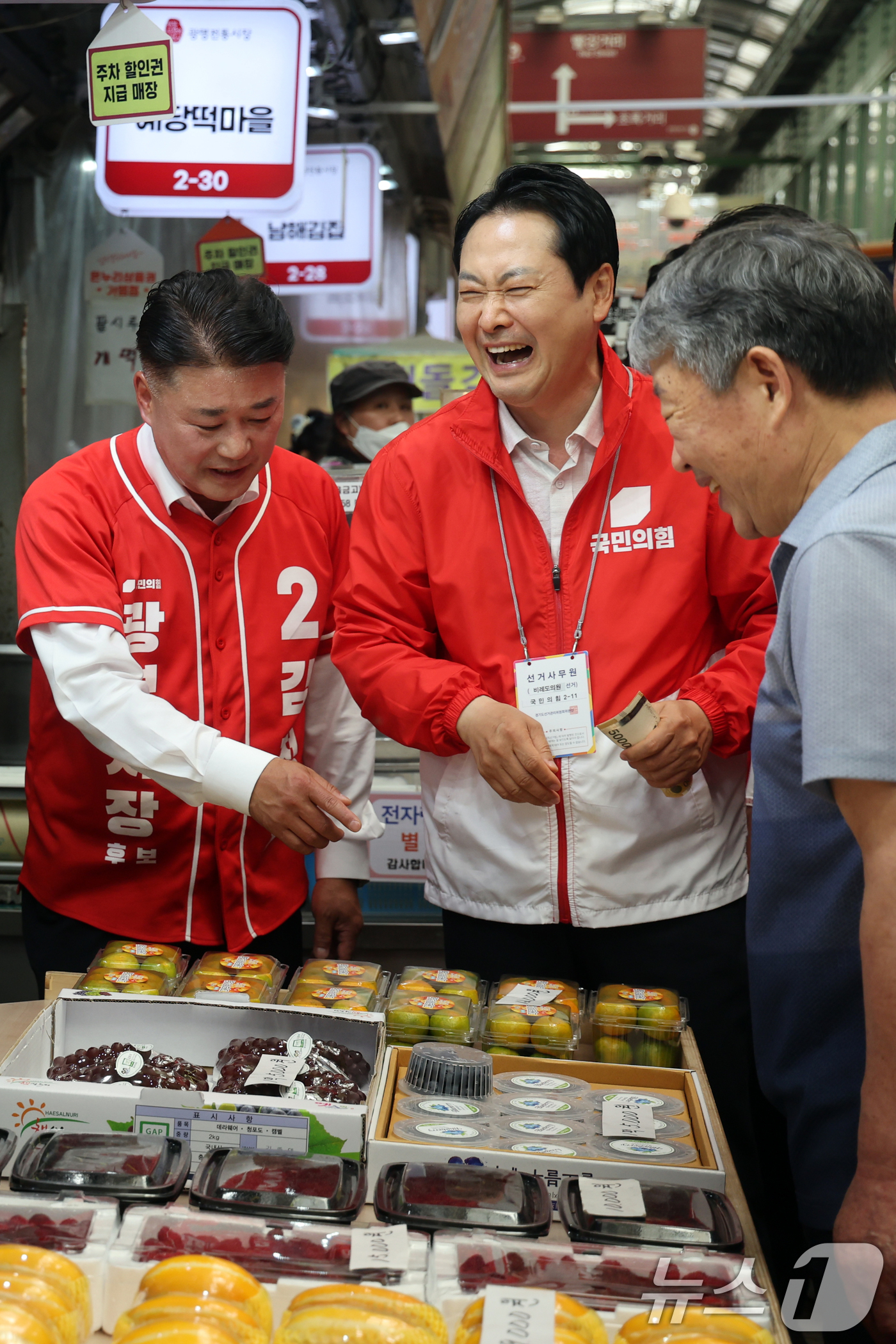 (광명=뉴스1) 황기선 기자 = 장동혁 국민의힘 대표가 29일 오후 경기 광명시 광명전통시장에서 시장상인과 인사를 나누고 있다. 2026.5.29/뉴스1