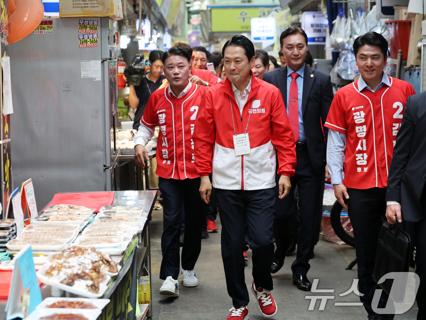 (광명=뉴스1) 황기선 기자 = 장동혁 국민의힘 대표가 29일 오후 경기 광명시 광명전통시장을 둘러보고 있다.  2026.5.29/뉴스1