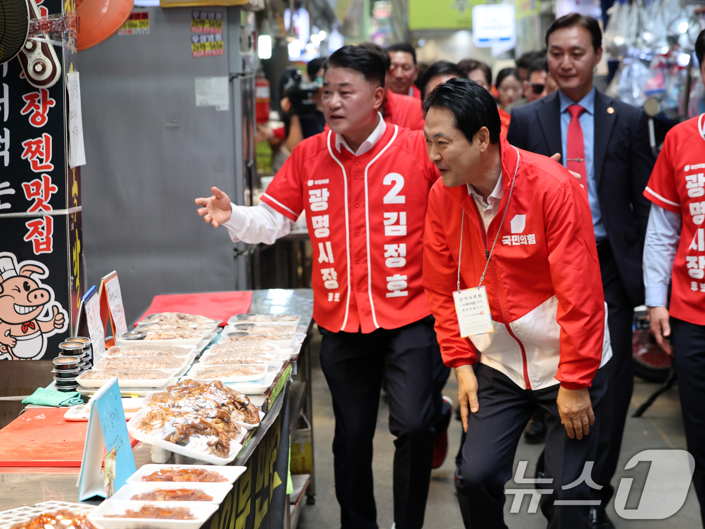 (광명=뉴스1) 황기선 기자 = 장동혁 국민의힘 대표가 29일 오후 경기 광명시 광명전통시장을 둘러보고 있다.  2026.5.29/뉴스1