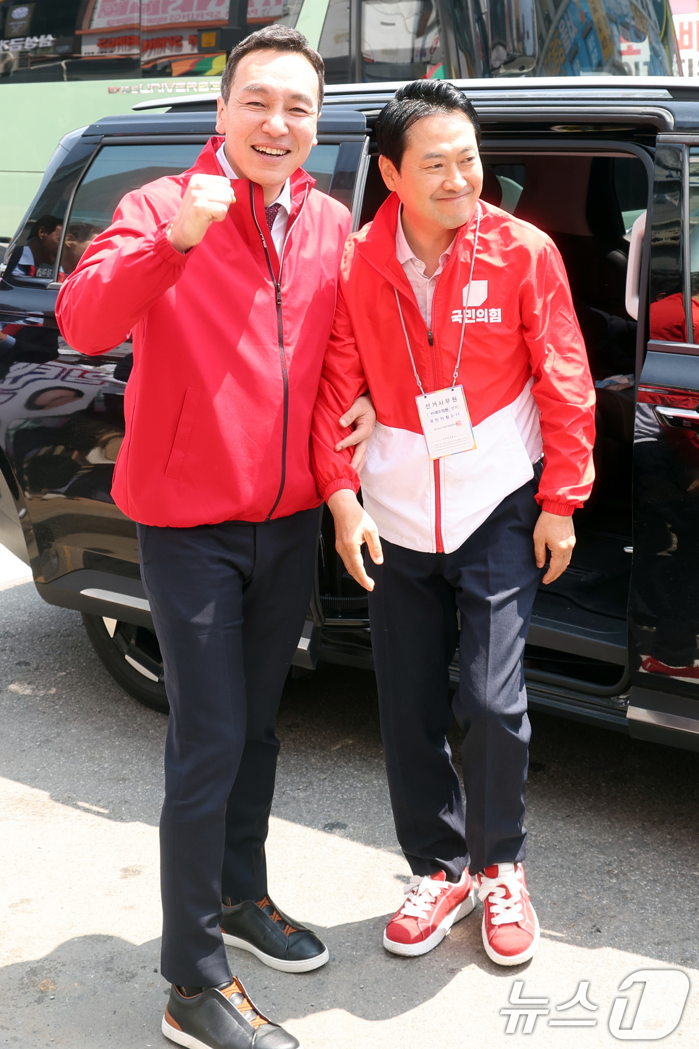 (광명=뉴스1) 황기선 기자 = 장동혁 국민의힘 대표가 29일 오후 경기 광명시 광명사거리역 앞에서 유세를 위해 김민수 최고위원과 함께 이동하고 있다. 2026.5.29/뉴스1