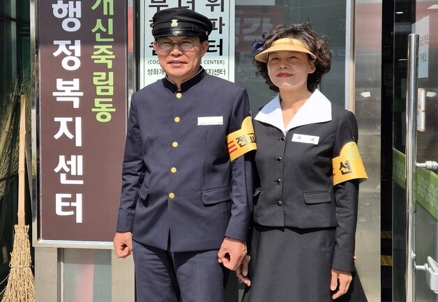 본문 이미지 - 김진균 충북교육감 후보가 6·3 지방선거 사전투표 첫날인 29일 오후 성화개신죽림동행정복지센터에서 부인과 함께 투표에 참여했다.(선거캠프 제공. 재판매 및 DB금지)/뉴스1