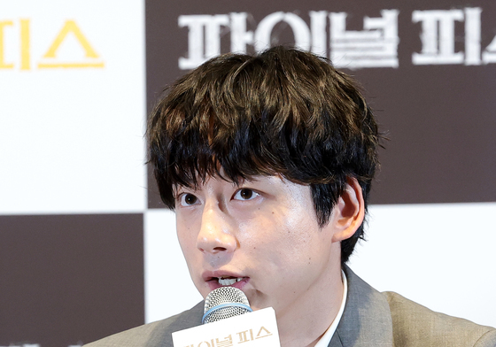 취재진 질문에 답하는 사쿠구치 켄타로