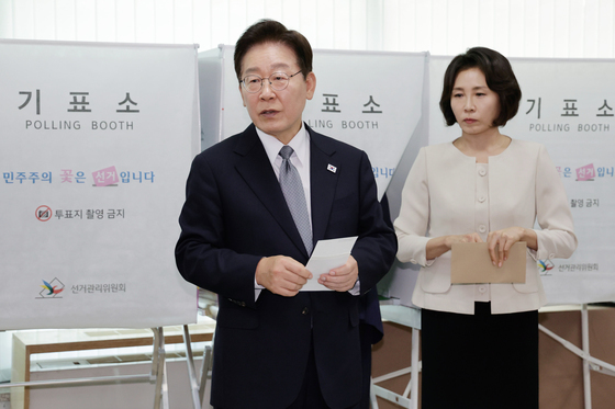 투표 과정 문의하는 이재명 대통령
