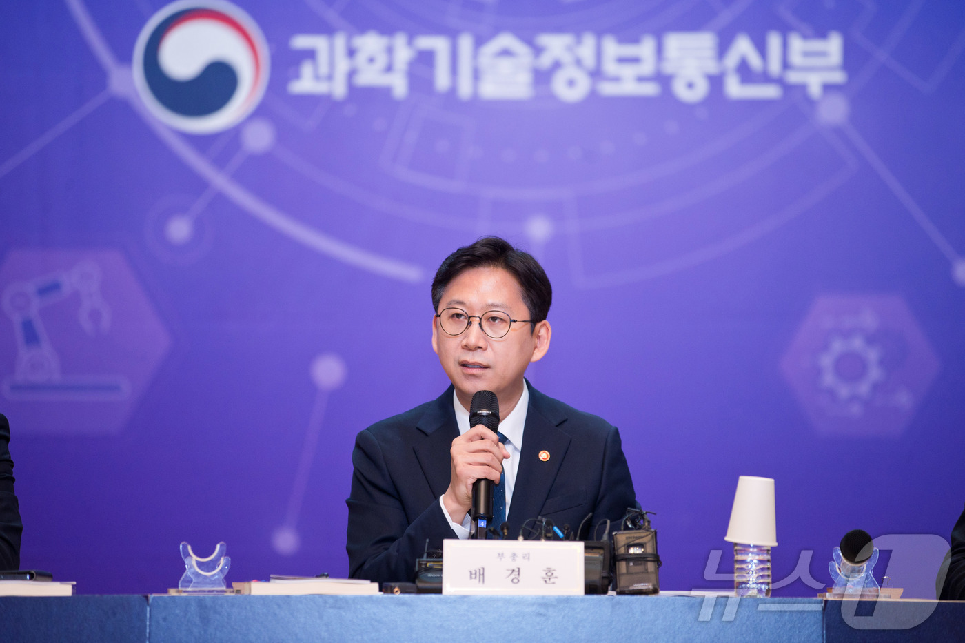 (서울=뉴스1) = 배경훈 부총리 겸 과학기술정보통신부 장관이 29일 오후 서울 중구 서울중앙우체국 대회의실에서 열린 정부 출범 1주년 계기 과학기술정보통신부 기자간담회에서 발언을 …