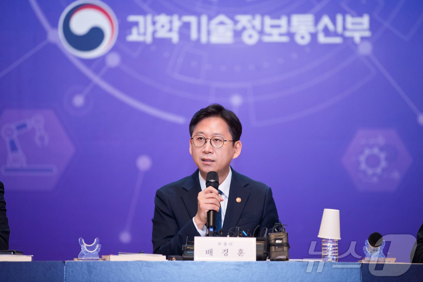 본문 이미지 - 배경훈 부총리 겸 과학기술정보통신부 장관이 29일 오후 서울 중구 서울중앙우체국 대회의실에서 열린 정부 출범 1주년 계기 과학기술정보통신부 기자간담회에서 발언을 하고 있다. (과학기술정보통신부 제공. 재판매 및 DB 금지) 2026.5.31