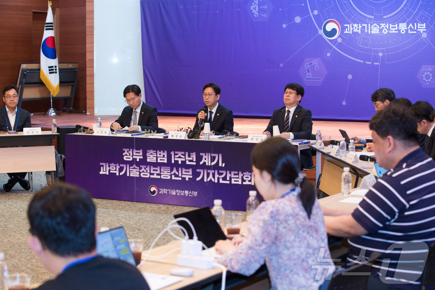 (서울=뉴스1) = 배경훈 부총리 겸 과학기술정보통신부 장관이 29일 오후 서울 중구 서울중앙우체국 대회의실에서 열린 정부 출범 1주년 계기 과학기술정보통신부 기자간담회에서 발언을 …