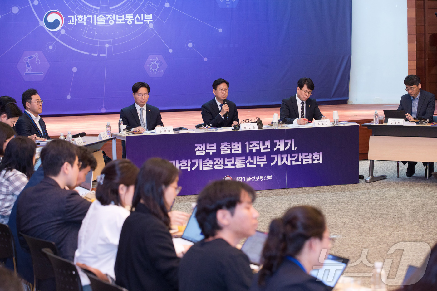 (서울=뉴스1) = 배경훈 부총리 겸 과학기술정보통신부 장관이 29일 오후 서울 중구 서울중앙우체국 대회의실에서 열린 정부 출범 1주년 계기 과학기술정보통신부 기자간담회에서 발언을 …