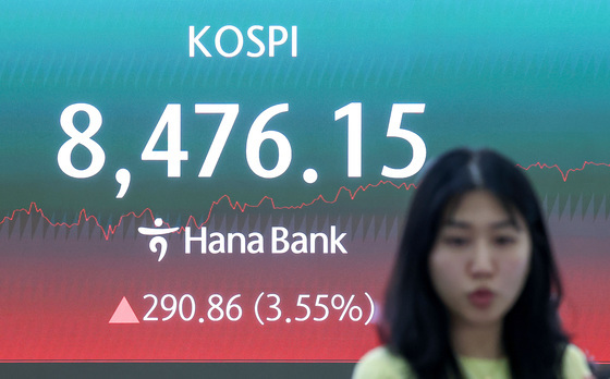 코스피, 사상 최고치 경신 '8470선 마감'