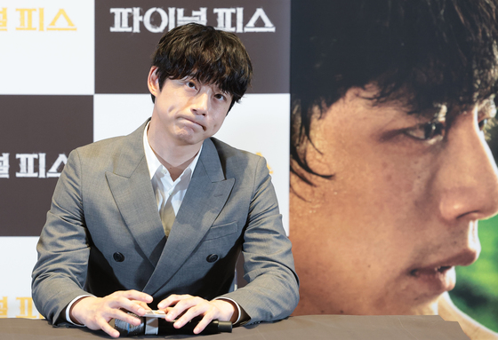 취재진 질문 듣는 사카구치 켄타로