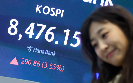 코스피, 기관 매수에 8,470선 마감…사상 최고치 경신