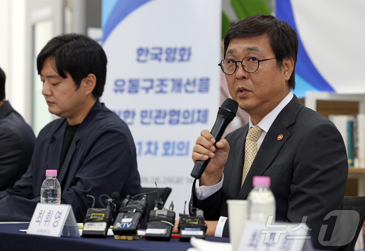 (서울=뉴스1) = 최휘영 문화체육관광부 장관이 29일 서울 중구 영화진흥위원회 기획개발지원센터 ‘씬원’에서 열린 한국영화 유통구조 개선을 위한 민관협의체 제1차 회의에서 모두발언 …