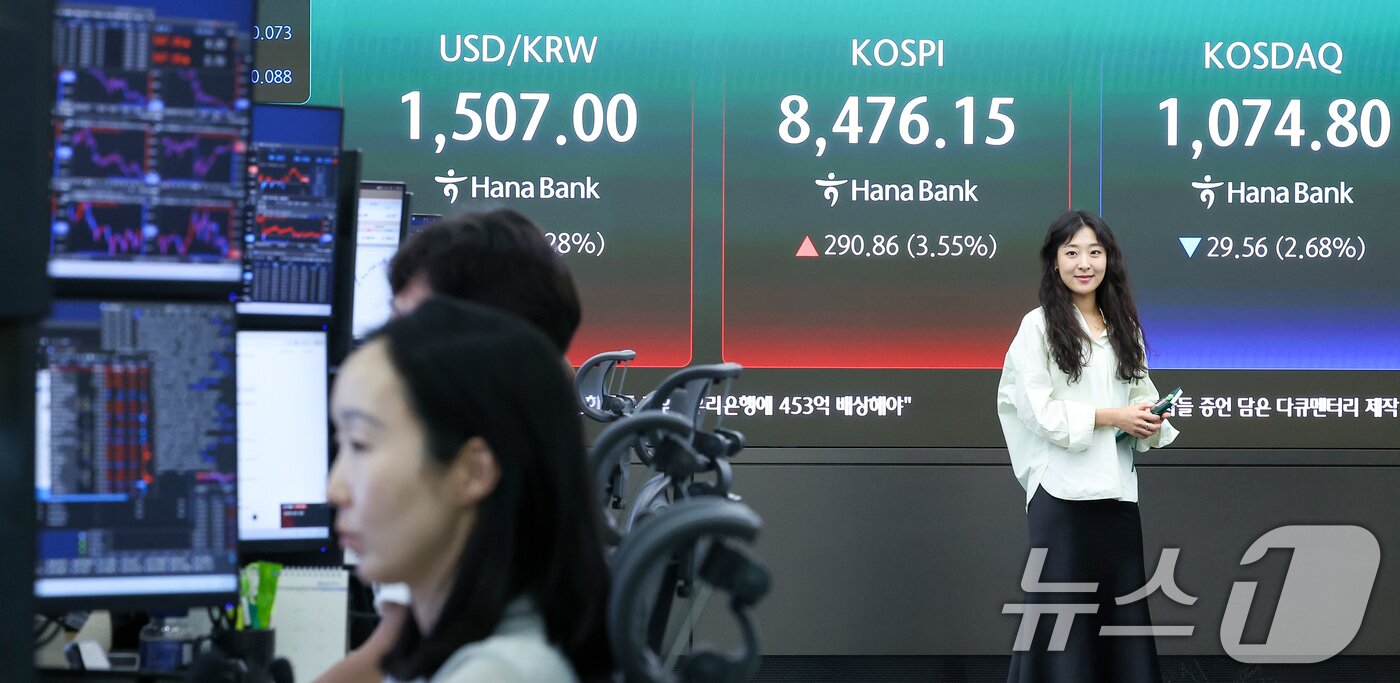 본문 이미지 - 코스피 지수가 사상 최고치를 경신한 29일 서울 중구 하나은행 본점 딜링룸 전광판에 종가가 표시되고 있다. 2026.5.29 ⓒ 뉴스1 김성진 기자