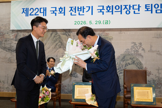 직원이 건넨 꽃향기 맡는 주호영 국회 부의장