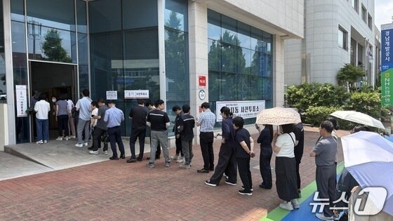 본문 이미지 - 6.3지방선거 사전투표 첫날인 29일 경남 창원시 경남연구원 1층에 마련된 용지동 사전투표소 앞에 유권자들이 투표를 하기 위해 길게 줄을 서고 있다.2026.5.29/뉴스1 강정태 기자