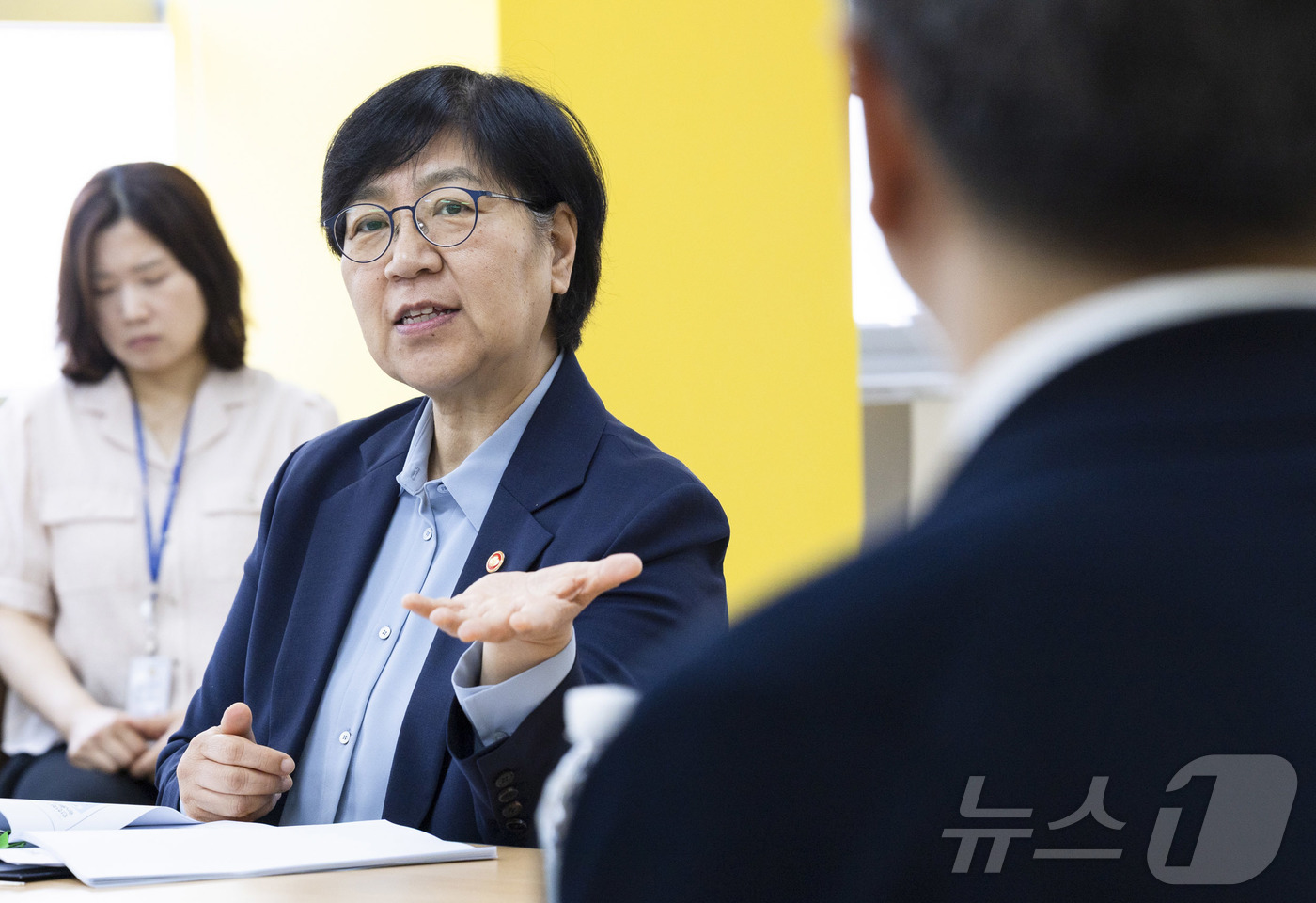 (서울=뉴스1) = 정은경 보건복지부 장관이 29일 인천 서구 인천참사랑병원을 방문해 마약류 치료보호기관 현장을 점검하고 현장 종사자 및 전문가들과 간담회를 하고 있다. (보건복지 …