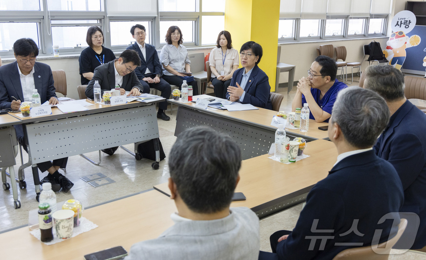 (서울=뉴스1) = 정은경 보건복지부 장관이 29일 인천 서구 인천참사랑병원을 방문해 마약류 치료보호기관 현장을 점검하고 현장 종사자 및 전문가들과 간담회를 하고 있다. (보건복지 …