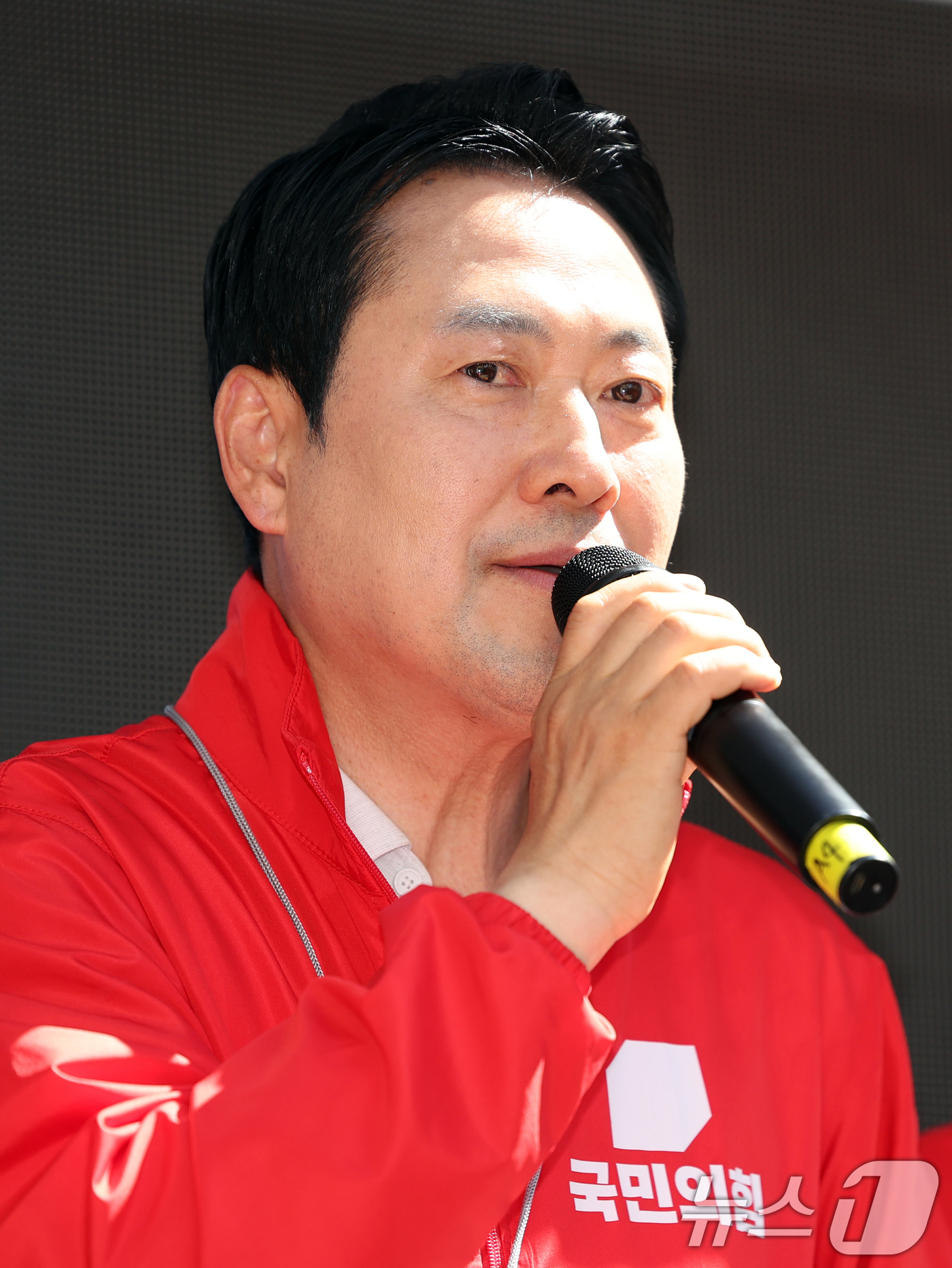 (부천=뉴스1) 황기선 기자 = 장동혁 국민의힘 대표가 29일 오후 경기 부천시 역곡상상시장에서 유권자들에게 지지를 호소하고 있다. 2026.5.29/뉴스1