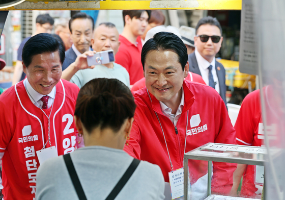 시장 상인들과 인사 나누는 장동혁 대표