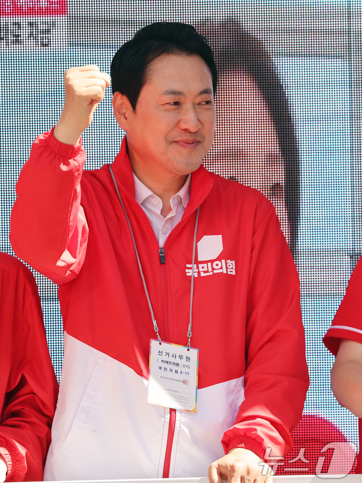 (부천=뉴스1) 황기선 기자 = 장동혁 국민의힘 대표가 29일 오후 경기 부천시 역곡상상시장에서 유권자들에게 지지를 호소하고 있다. 2026.5.29/뉴스1