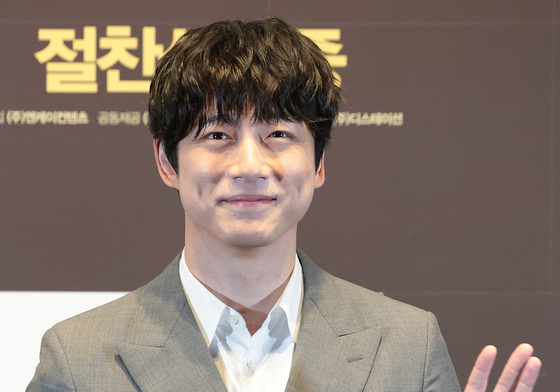 손 인사하는 사카구치 켄타로