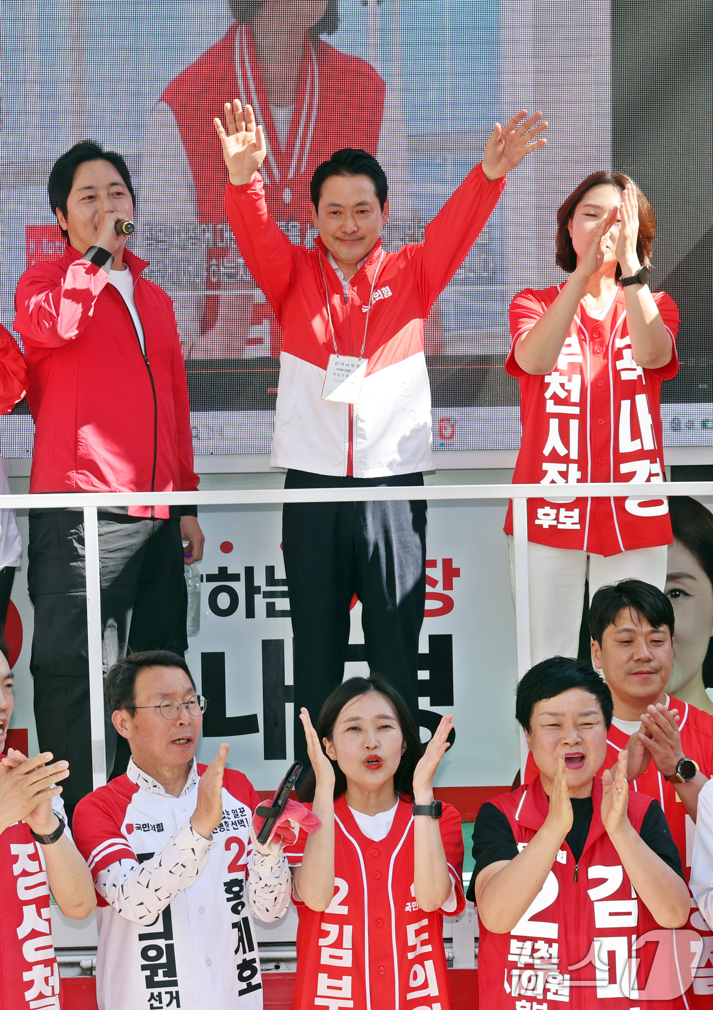 (부천=뉴스1) 황기선 기자 = 장동혁 국민의힘 대표가 29일 오후 경기 부천시 역곡상상시장에서 유권자들에게 지지를 호소하고 있다. 2026.5.29/뉴스1