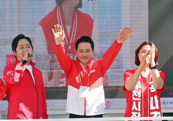 유권자들에게 지지호소하는 장동혁 대표