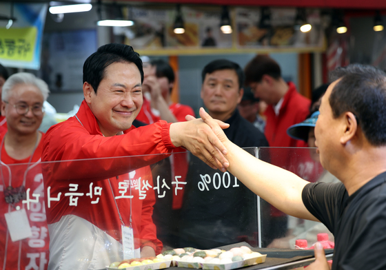 시장 상인과 악수하는 장동혁 대표
